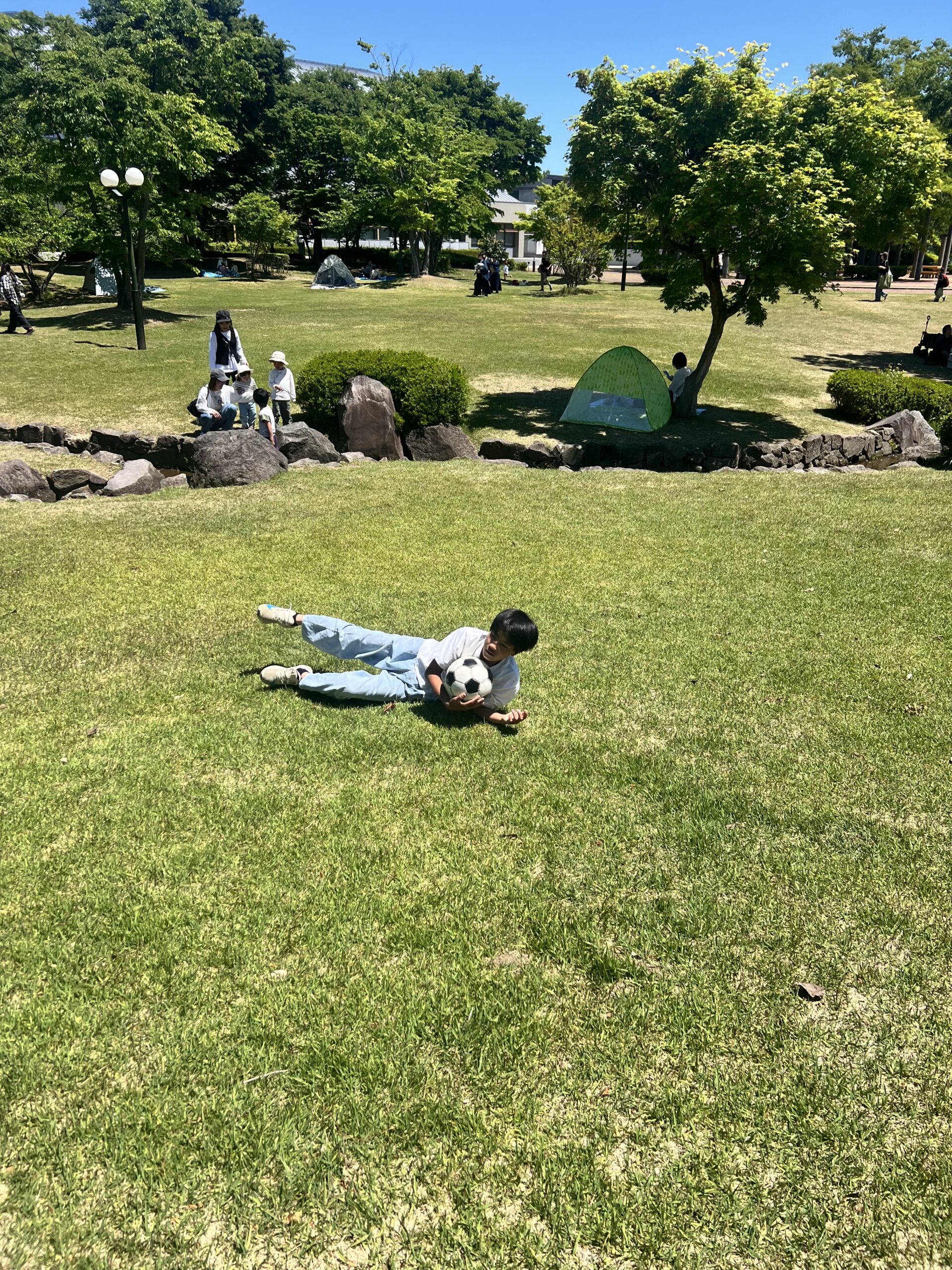 那須アウトレットで買い物中の家族写真